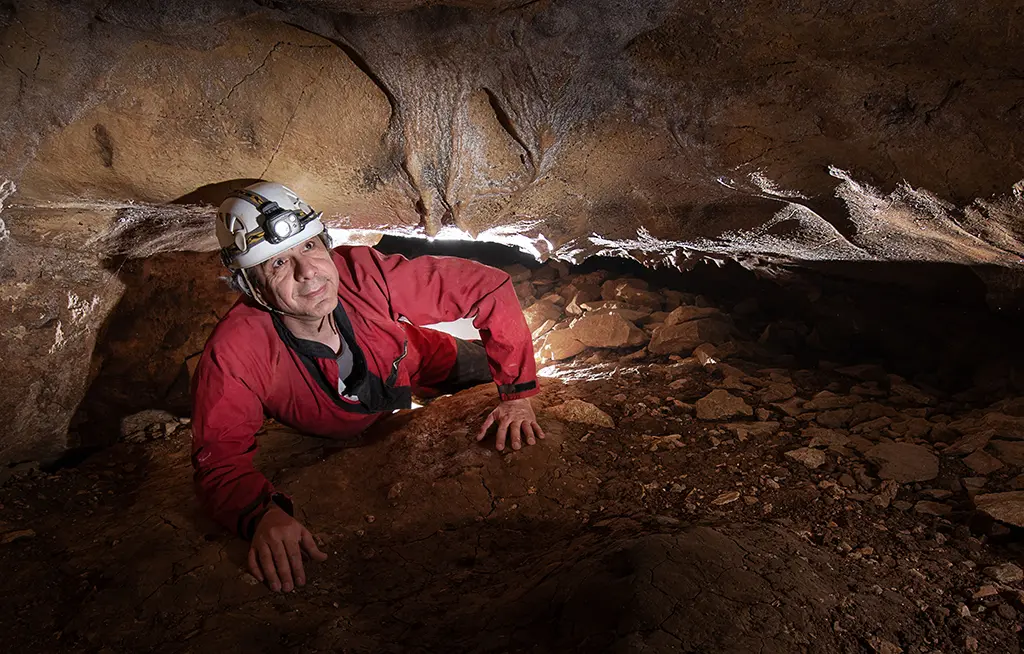 Christian Roustan dans la grotte de Baumas (Spéléo Ardèche)