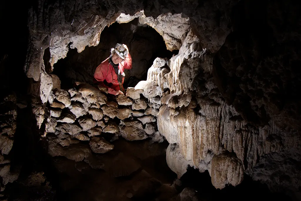 Christian Roustan dans la grotte de la Bruge (Spéléo Ardèche)