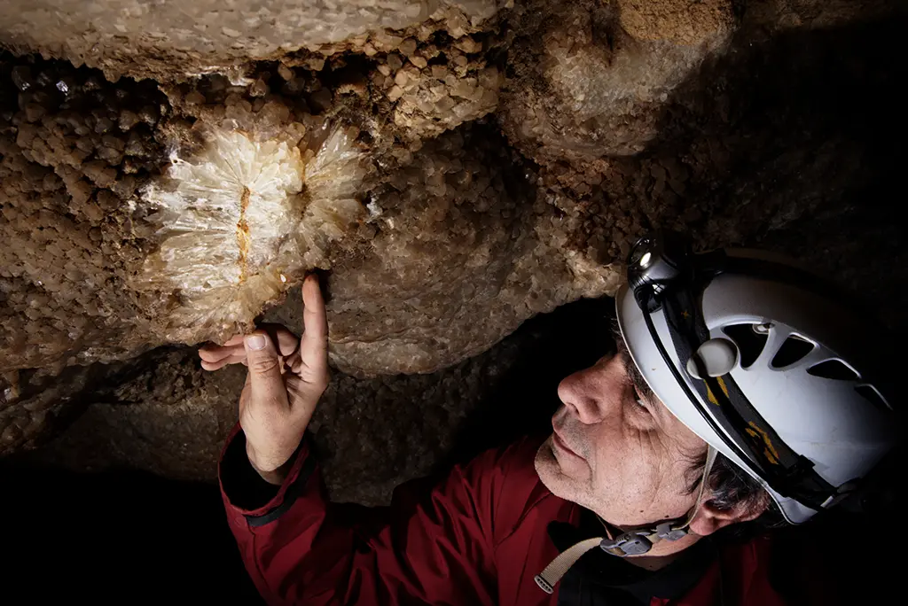 Christian Roustan dans la grotte de Champlong (Spéléo Ardèche)