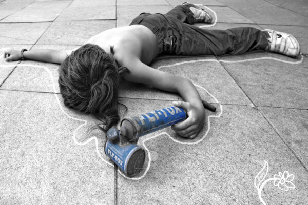 Insecticide, craie, Jean, allongé, meurtre Avec FLY-TOX c'est un jeu d'enfant... (Photomontage de Christian Roustan)