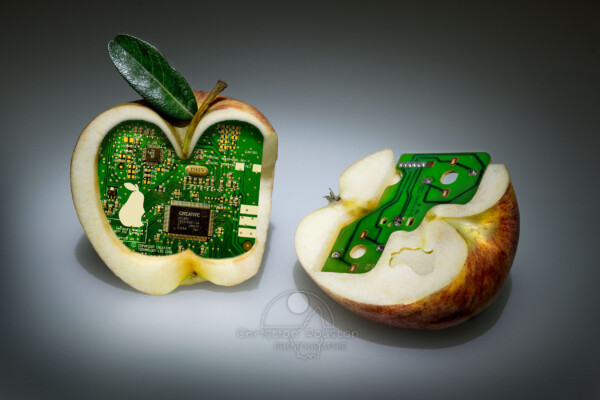Pomme, Poire, Circuit, Électronique, Creative Électronique embarquée dans le cœur d'une pomme (Apple core) (Photomontage de Christian Roustan)