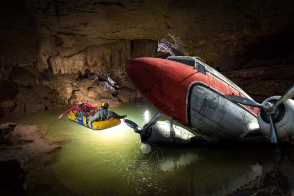 Avion, canot, pneumatique, Intex, Lac, Noé, Rémi Spéléo Deux spéléo dans un canot pneumatique naviguent sur un lac souterrain, à coté d'un avion échoué. (Photomontage de Christian Roustan)
