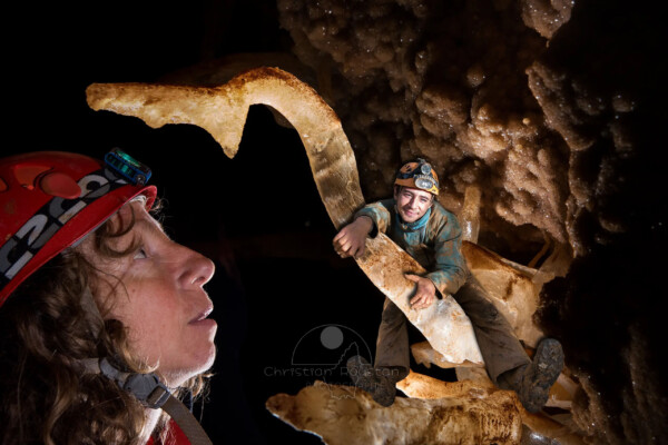 Claire, Rémi, Excentrique Spéléo GROTTESQUE. Tout la surprend, un rien l’amuse, et réciproquement. (Photomontage de Christian Roustan)