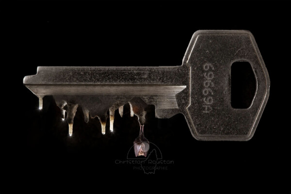 Clé, Clef, Chauve, souris LA CLE DES CAVERNES. Cette clé ouvre toutes les portes, mais elle est fragile. Protégez-la ! (Photomontage de Christian Roustan)
