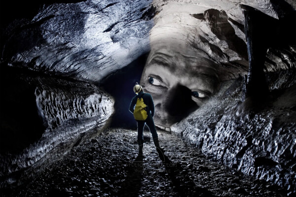 Olivier, Barth, Visage Spéléo LUI. La grotte est vivante... Elle t'observe... (Photomontage de Christian Roustan)