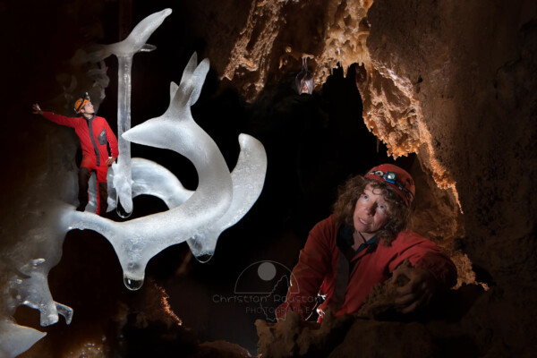 Claire, Hugo, Excentrique, Chauve, Souris Spéléo HUMANOÏDE DES CAVERNES. C’est vraiment une drôle de bestiole qui se cache sous terre (le spéléothème, bien sûr ) (Photomontage de Christian Roustan)