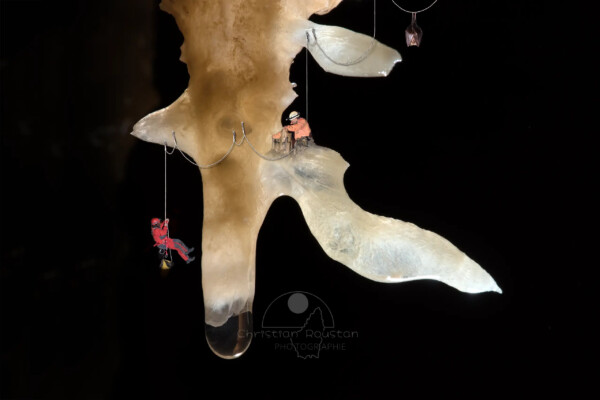 Chauve, souris, amarrage, Claire, Olivier, Goutte, Excentrique Spéléo VERTIGE. Le double amarrage est de rigueur, le challenge sera de toucher le fond avant la goutte. (Photomontage de Christian Roustan)