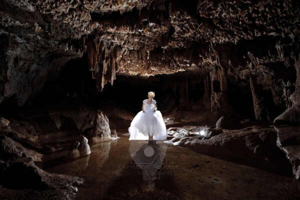 Marié, Cécile, Lac, Lapiaz, Voûte LA MARIÉE. La mariée est en blanc... Mais plus pour longtemps. (Photomontage de Christian Roustan)