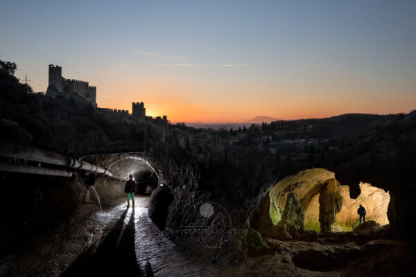 Saint-Montan, coucher soleil, Tube, Egout, Domi, Olivier Spéléo LE MONDE DE DESSOUS. Il peut être façonné par l'homme ou tout simplement par l'eau. (Photomontage de Christian Roustan)