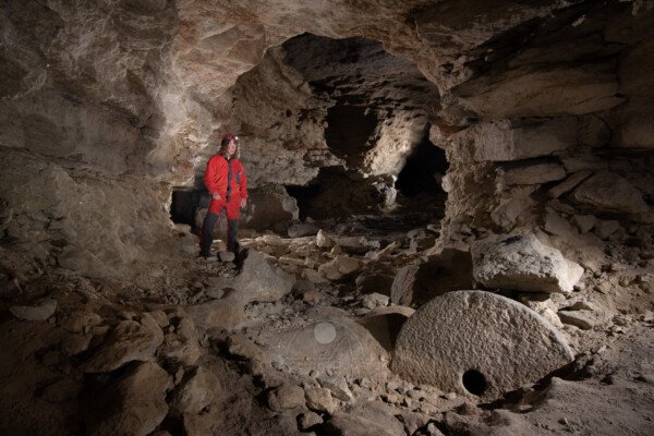 Une meule abandonnée, certainement cassée après son extraction. (Baume Lambert, Vaucluse)