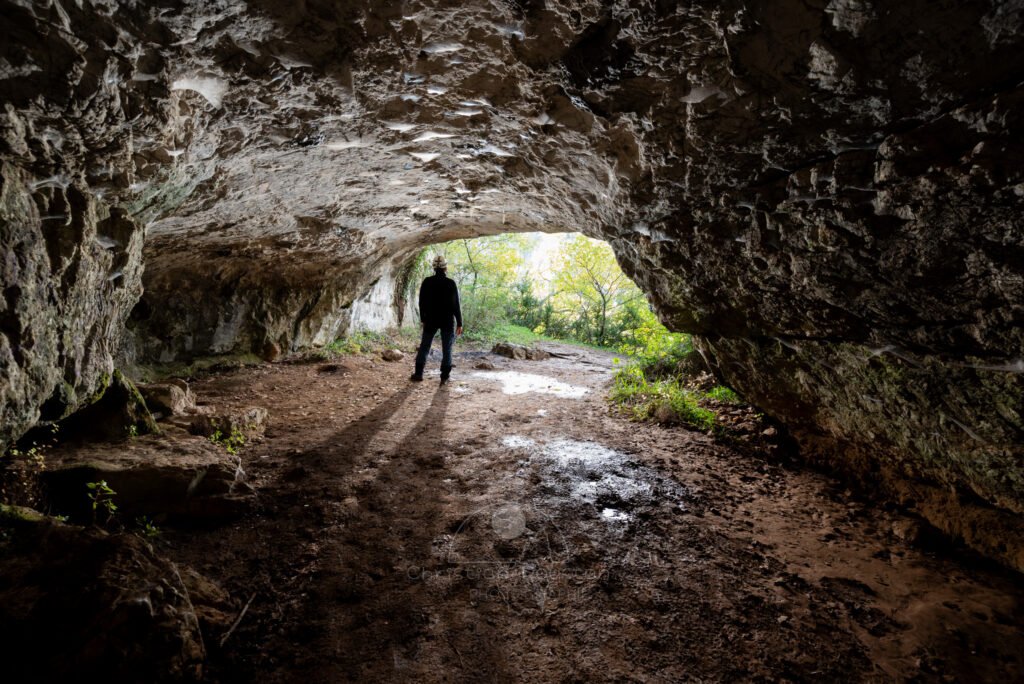 L'entrée de la Baume. (Baume Grenas, Ardèche)