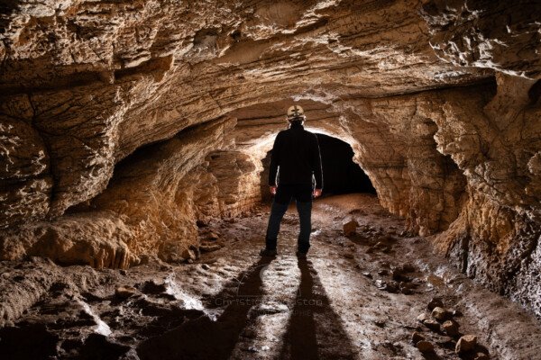 Galerie à hauteur d'homme. (Baume Grenas, Ardèche)