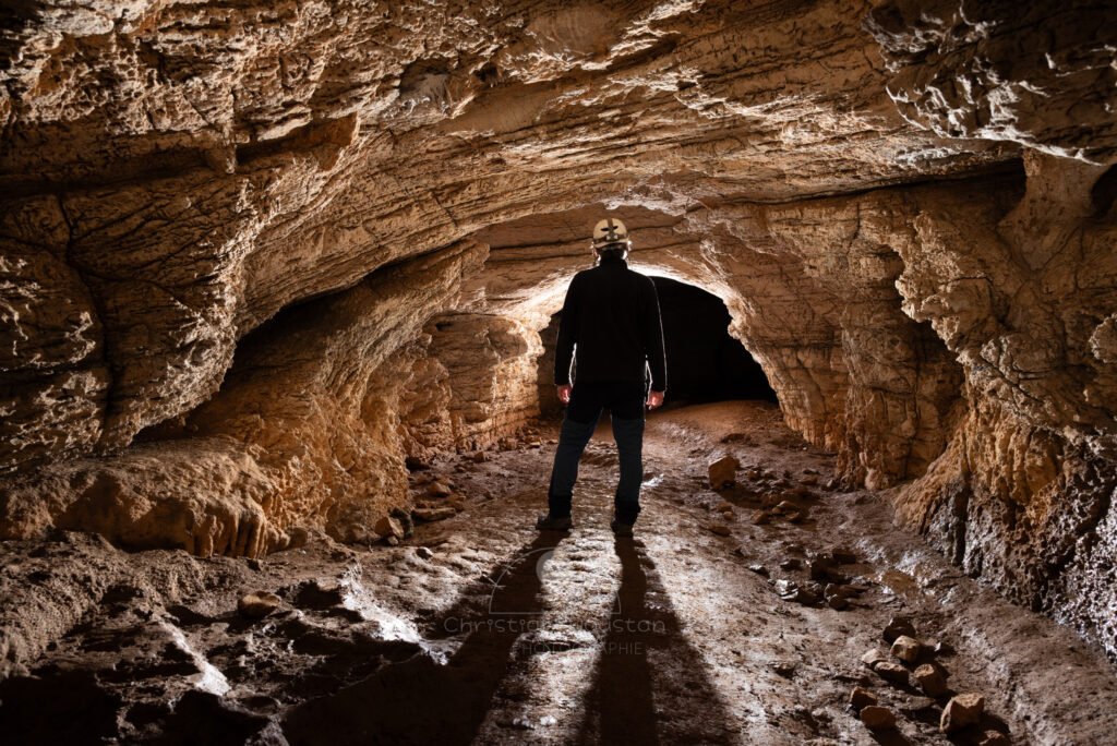 Galerie à hauteur d'homme. (Baume Grenas, Ardèche)