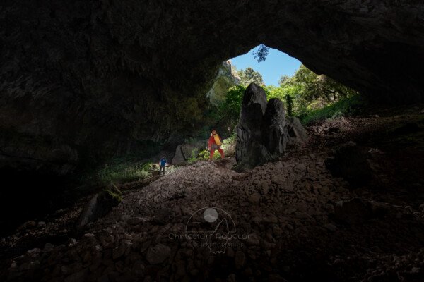 Descente dans l'éboulis. (Baume de Ronze, Ardèche)