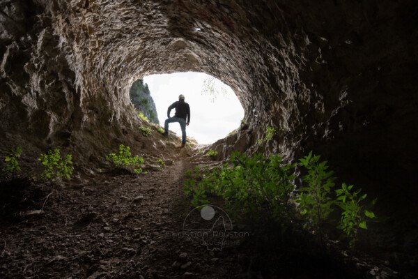 Une belle conduite qui sort en falaise. (Baume des Anges, Drôme)