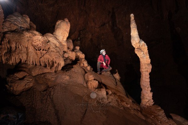 Une stalagmite qui se prend pour une excentrique. (Baume des Italiens, Gard)