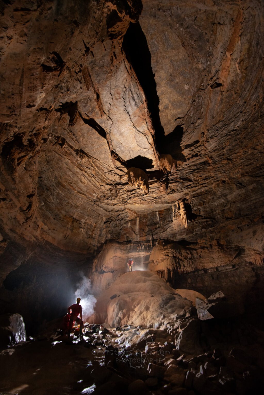 La salle du Mont-Blanc. (Fontaine de Champclos, Ardèche)