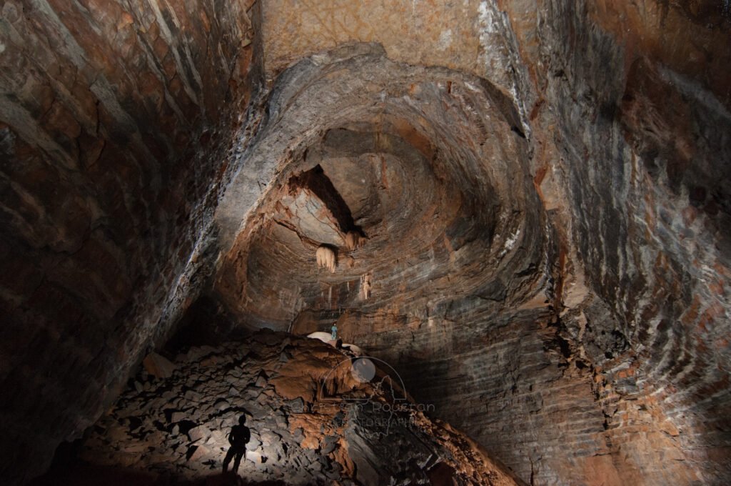 La salle du Mont-Blanc. (Fontaine de Champclos, Ardèche)
