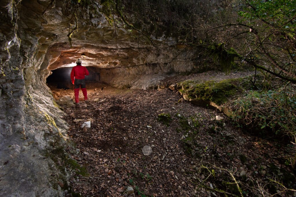 Entrée de la grotte de Baumas, vue de l’extérieur. (Grotte de Baumas, Ardèche)