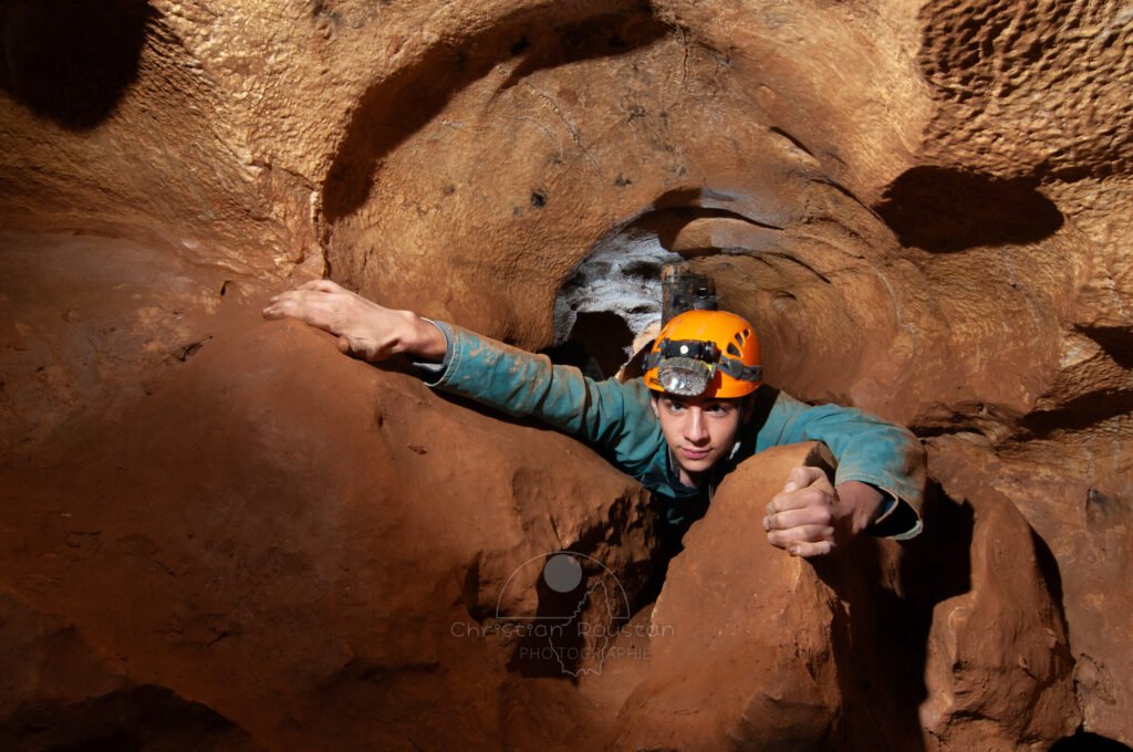 A la sortie de la petite conduite forcée. (Grotte de Baumas, Ardèche)