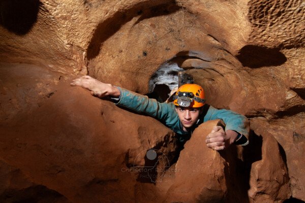 A la sortie de la petite conduite forcée. (Grotte de Baumas, Ardèche)