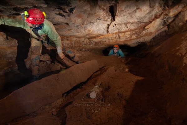 Deux spéléo se suivent dans la galerie menant aux siphons. (Grotte de Baumas, Ardèche)