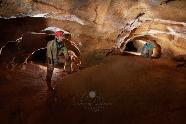 Carrefour, à gauche se trouve le laminoir ensablé et à droite la rivière et les siphons. (Grotte de Baumas, Ardèche)