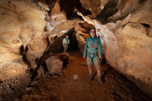 Galerie principale avec deux spéléologues. (Grotte de Baumas, Ardèche)