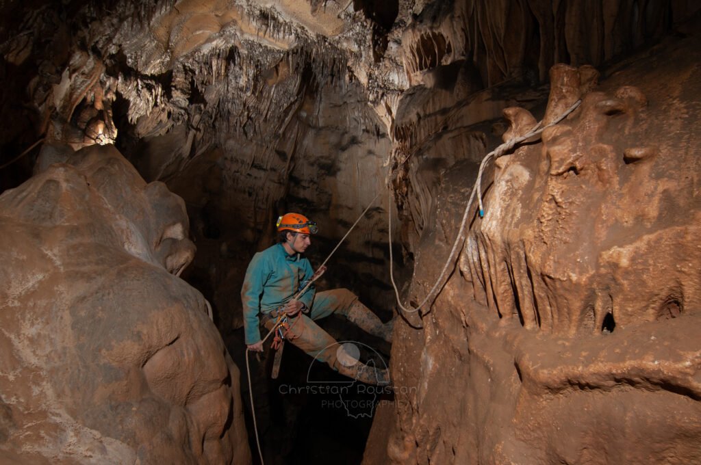 Descente du ressaut de 5m donnant dans la grande salle. (Grotte de Baumas, Ardèche)