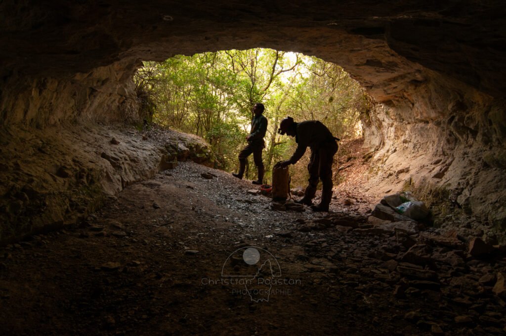 Spéléos en ombre chinoise dans le porche d'entrée de la grotte de Baumas. . (Grotte de Baumas, Ardèche)