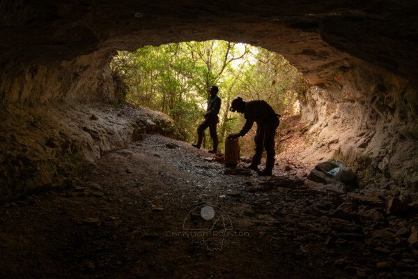 Spéléos en ombre chinoise dans le porche d'entrée de la grotte de Baumas. . (Grotte de Baumas, Ardèche)