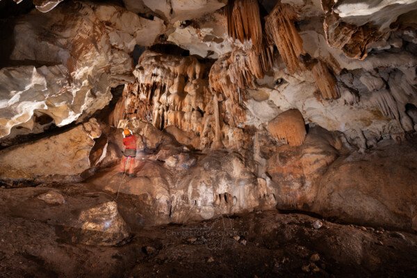 Le ressaut vue de dessous (un bout de corde est pratique pour la remontée). (Grotte de Chironlong, Ardèche)