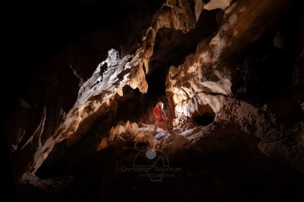 La diaclase oblique tout au fond. (Grotte de Chironlong, Ardèche)