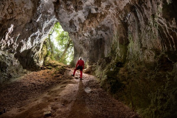 Vue sur le porche d'entrée. (Grotte de la Bruge, Gard)