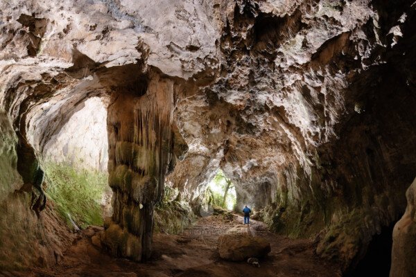 La première salle et son imposant pilier stalagmitique. (Grotte de la Bruge, Gard)