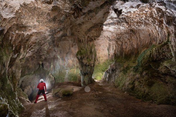 La première salle et son imposant pilier stalagmitique. (Grotte de la Bruge, Gard)