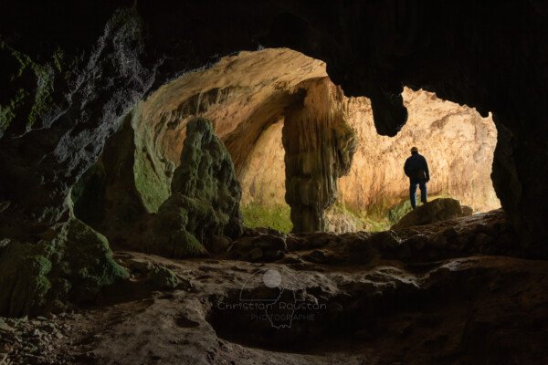 La première salle et son imposant pilier stalagmitique. (Grotte de la Bruge, Gard)