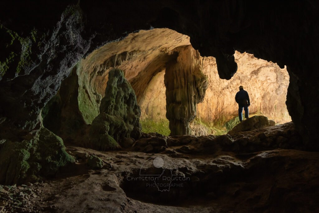 La première salle et son imposant pilier stalagmitique. (Grotte de la Bruge, Gard)