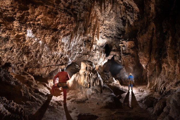 Deux spéléo dans la salle du lion. (Grotte de la Bruge, Gard)