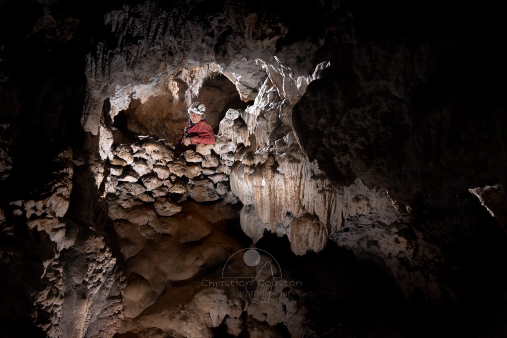 Le mur recouvert de calcite (Certainement préhistorique). (Grotte de la Bruge, Gard)