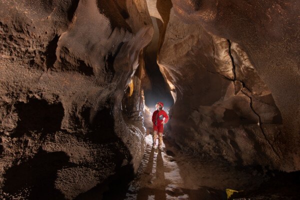 Belle hauteur de galerie. (Grotte du Barrage, Gard)
