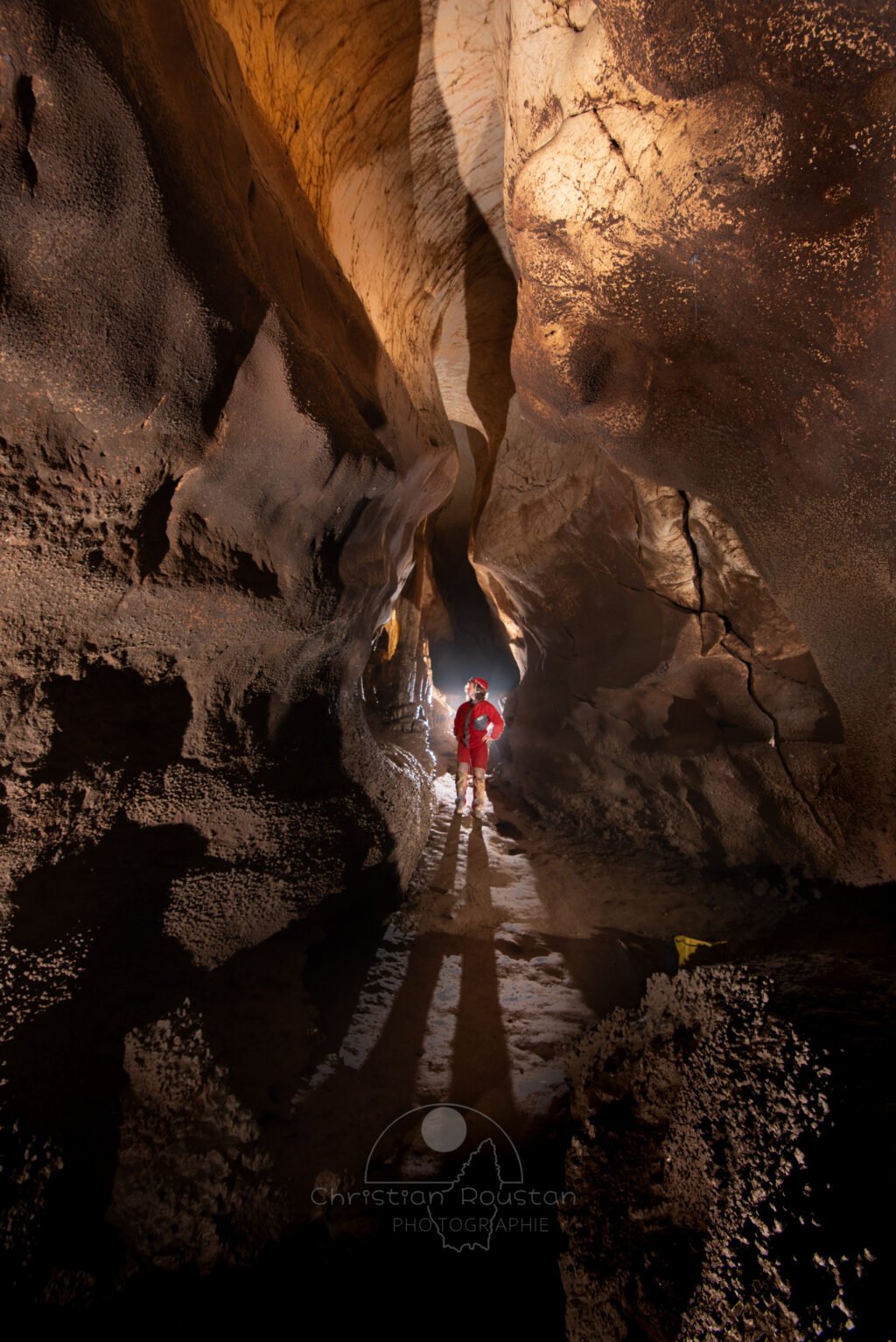 Belle hauteur de galerie. (Grotte du Barrage, Gard)