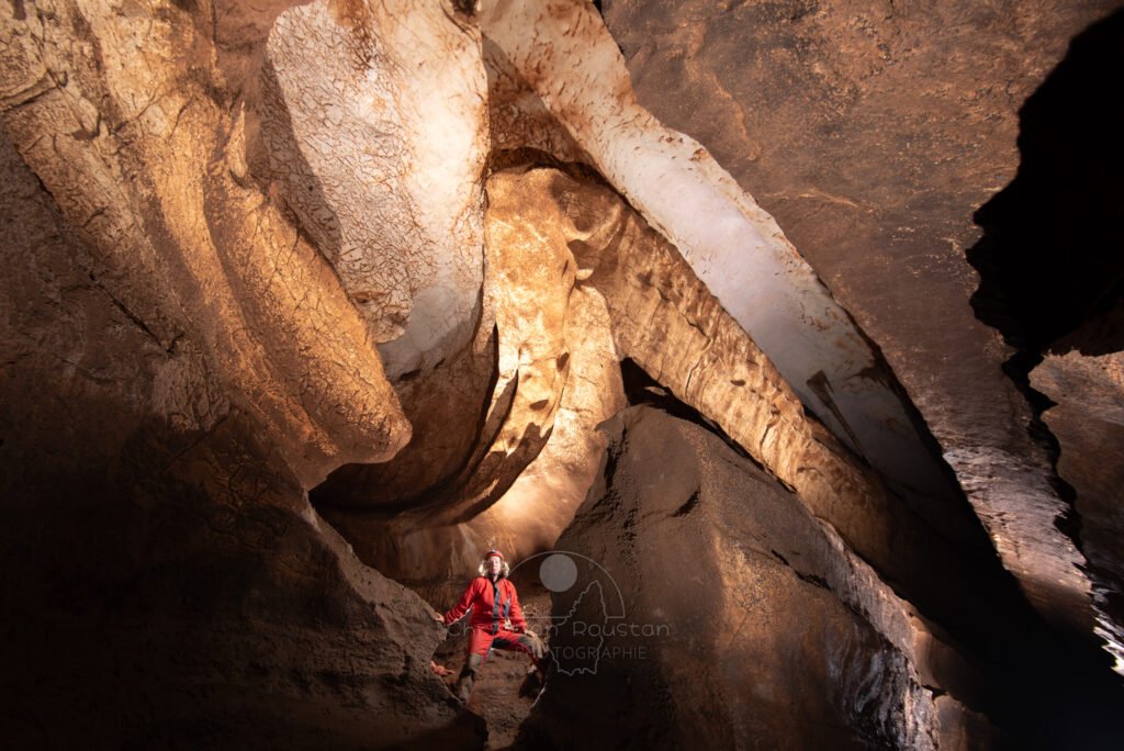 Méandre et chenal de voûte. (Grotte du Barrage, Gard)