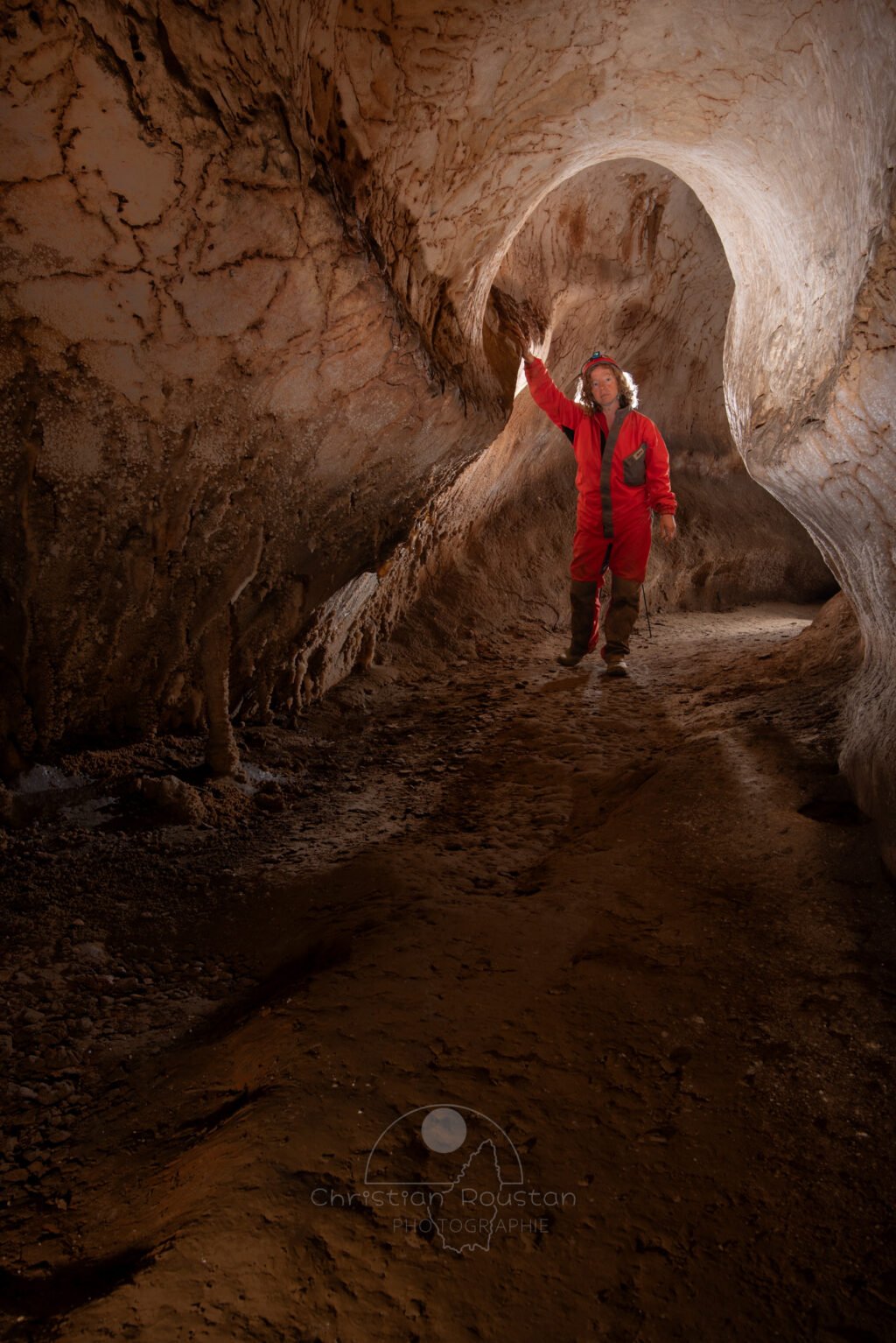Passage en forme de poire. (Grotte du Barrage, Gard)