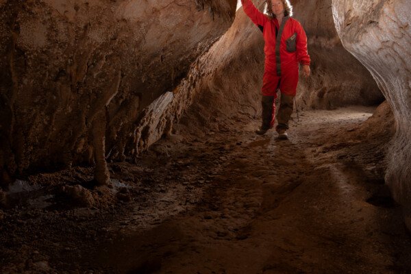 Passage en forme de poire. (Grotte du Barrage, Gard)