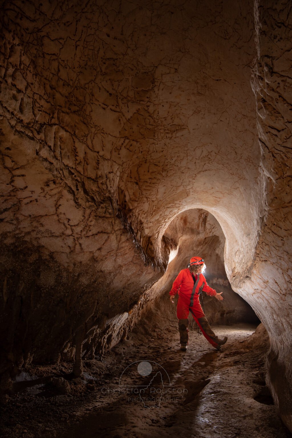 Le portail, mérite un pas de danse ... (Grotte du Barrage, Gard)