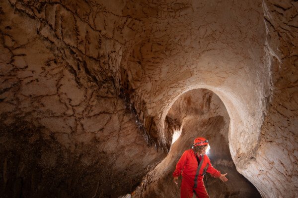 Le portail, mérite un pas de danse ... (Grotte du Barrage, Gard)