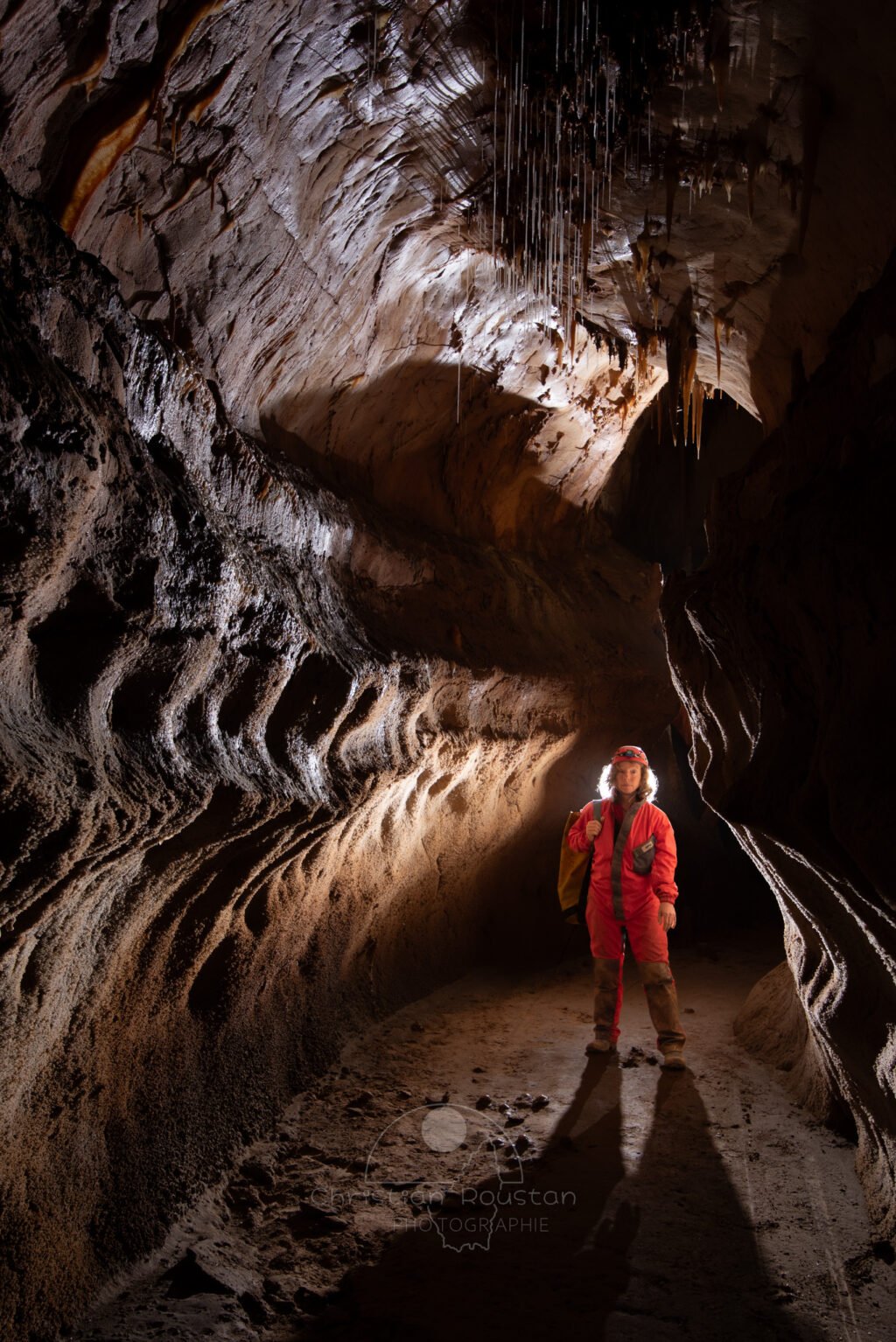 Quelques concrétions au départ de la galerie des racines. (Grotte du Barrage, Gard)