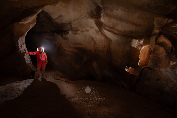 Passage vers la lumière. (Grotte du Barrage, Gard)