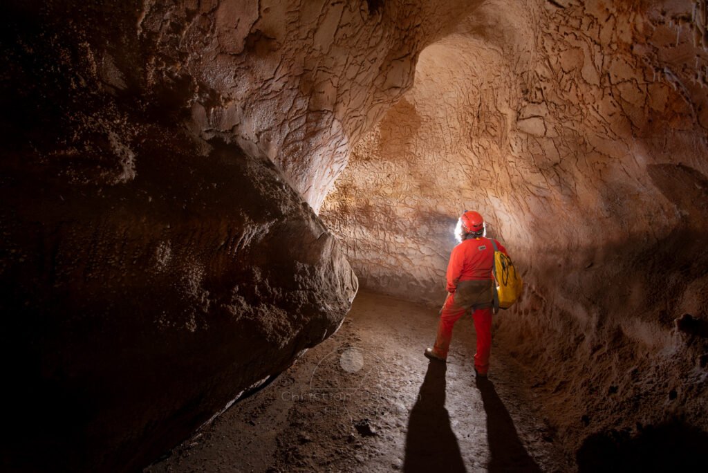La texture des parois est étonnante. (Grotte du Barrage, Gard)